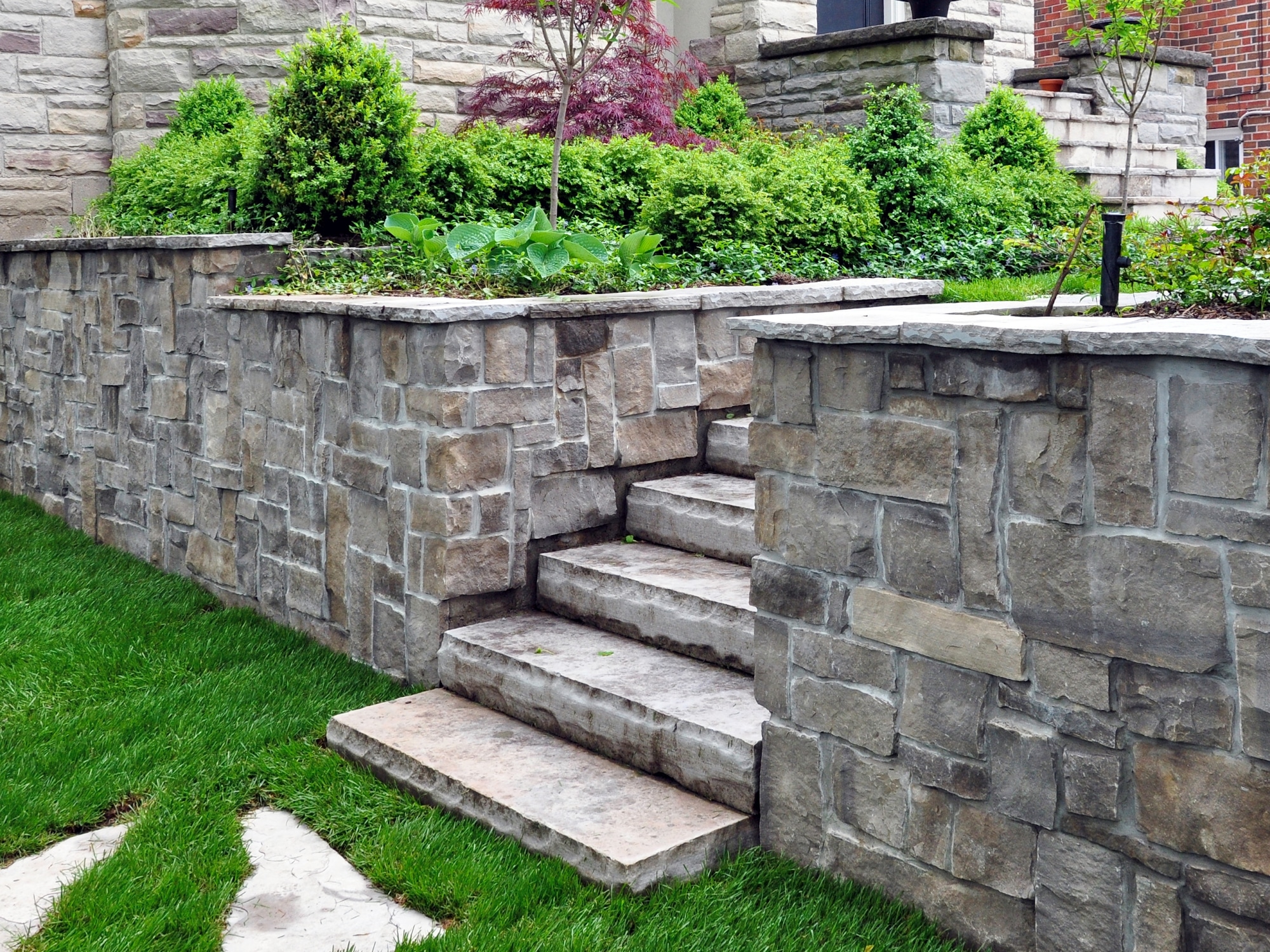 natural,stone,steps,and,retaining,wall,in,the,garden.